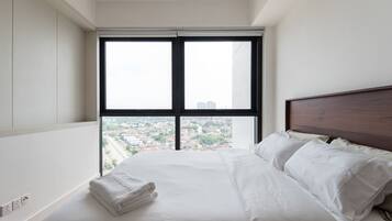 Apartment, 2 Bedrooms (The Ivory) | Meja, kalis bunyi, seterika/papan seterika, Wi-fi percuma