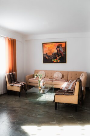 En 32-tommers LCD-TV med digitale kanaler samt TV og Netflix