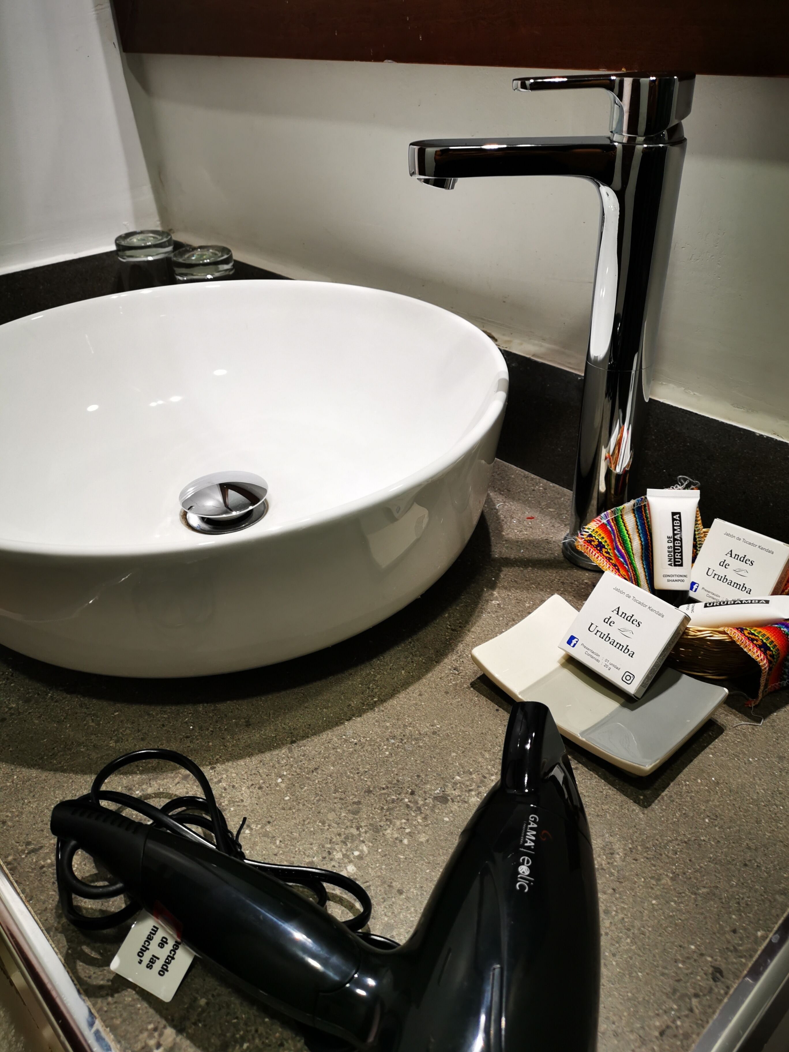 shower, rainfall showerhead, free toiletries, hair dryer