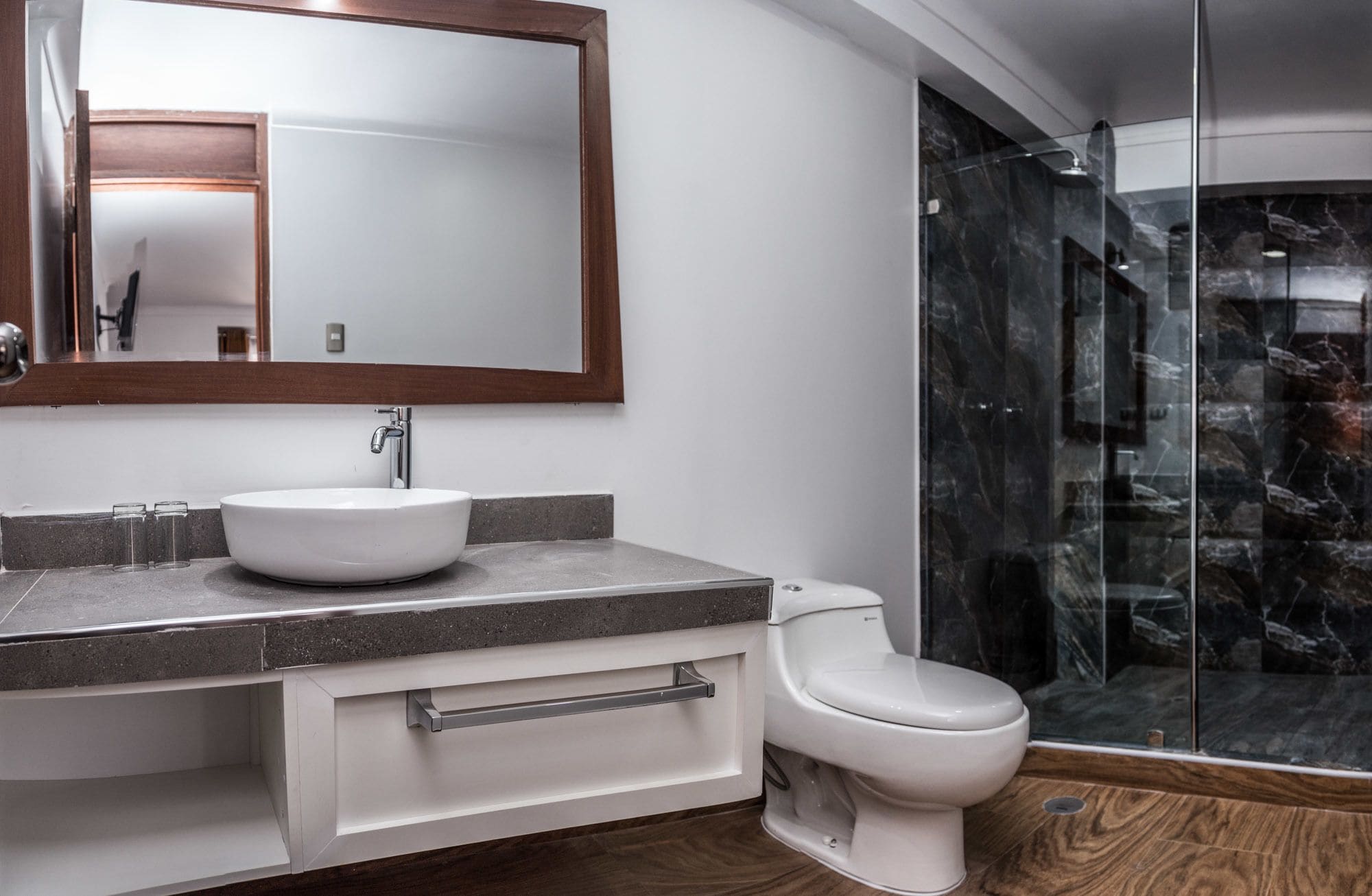 Een douche, een regendouche, gratis toiletartikelen, een haardroger