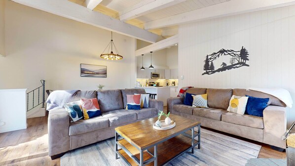 Smart TV, DVD player - Pet-Friendly & Remodeled, Gas Grill, Near the New Rec Center, On-site Pool (Mammoth Lakes)