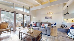 Smart TV, DVD player - Pet-Friendly & Remodeled, On Shuttle Route, Private Washer/Dryer (Mammoth Lakes)