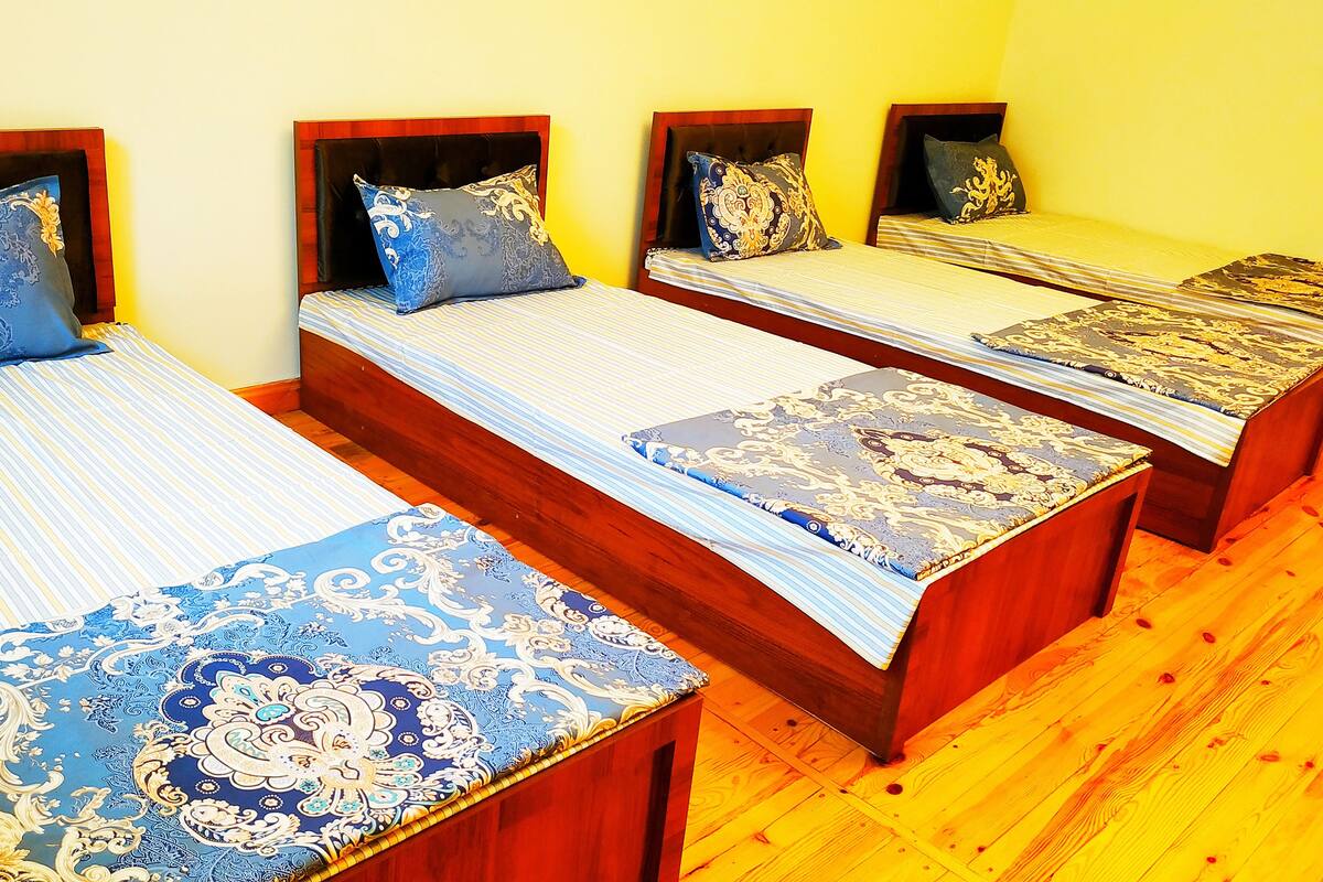 Tabla de planchar con plancha, cunas, wifi gratis y ropa de cama