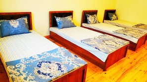 Tabla de planchar con plancha, cunas, wifi gratis y ropa de cama