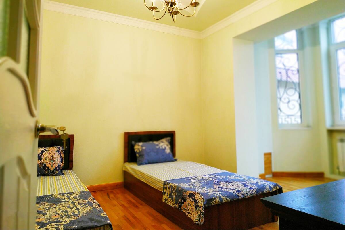 Tabla de planchar con plancha, cunas, wifi gratis y ropa de cama
