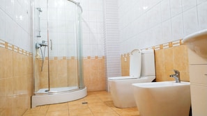 Secador de pelo, toallas, jabón, shampoo