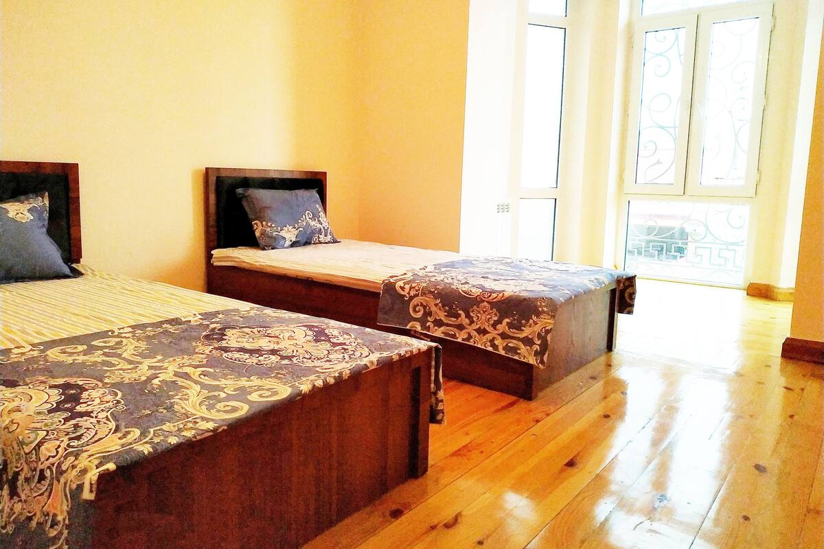 Tabla de planchar con plancha, cunas, wifi gratis y ropa de cama