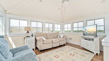 Télévision, cheminée, lecteur de DVD, table de tennis de table