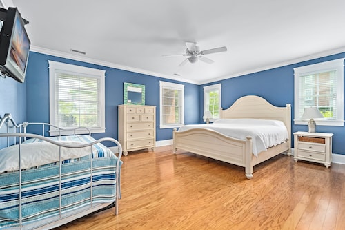 5-bedroom vacation home just a short walk to Cape May Beach