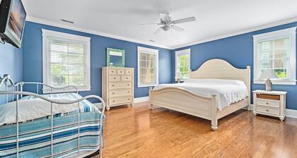 5-bedroom vacation home just a short walk to Cape May Beach