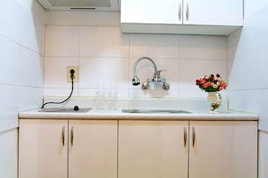 Refrigerador, placa de cocina, arrocera, utensilios de cocina