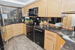 คอนโด, 2 ห้องนอน | ครัวส่วนตัว | ตู้เย็น, ไมโครเวฟ, เตาอบ, เครื่องล้างจาน