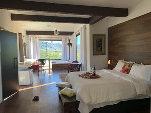 Panorama kamer, 1 queensize bed, uitzicht op bergen | Een minibar, verduisterende gordijnen, gratis wifi, beddengoed