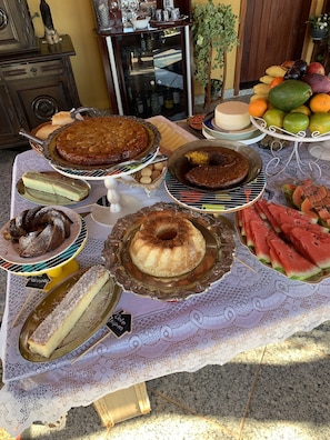 Café da manhã com buffet grátis todos os dias