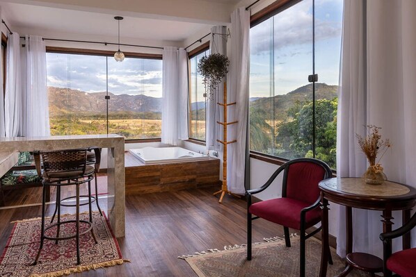 Habitación panorámica, 1 cama de matrimonio, vistas a la montaña | Minibar, cortinas opacas, wifi gratis y ropa de cama