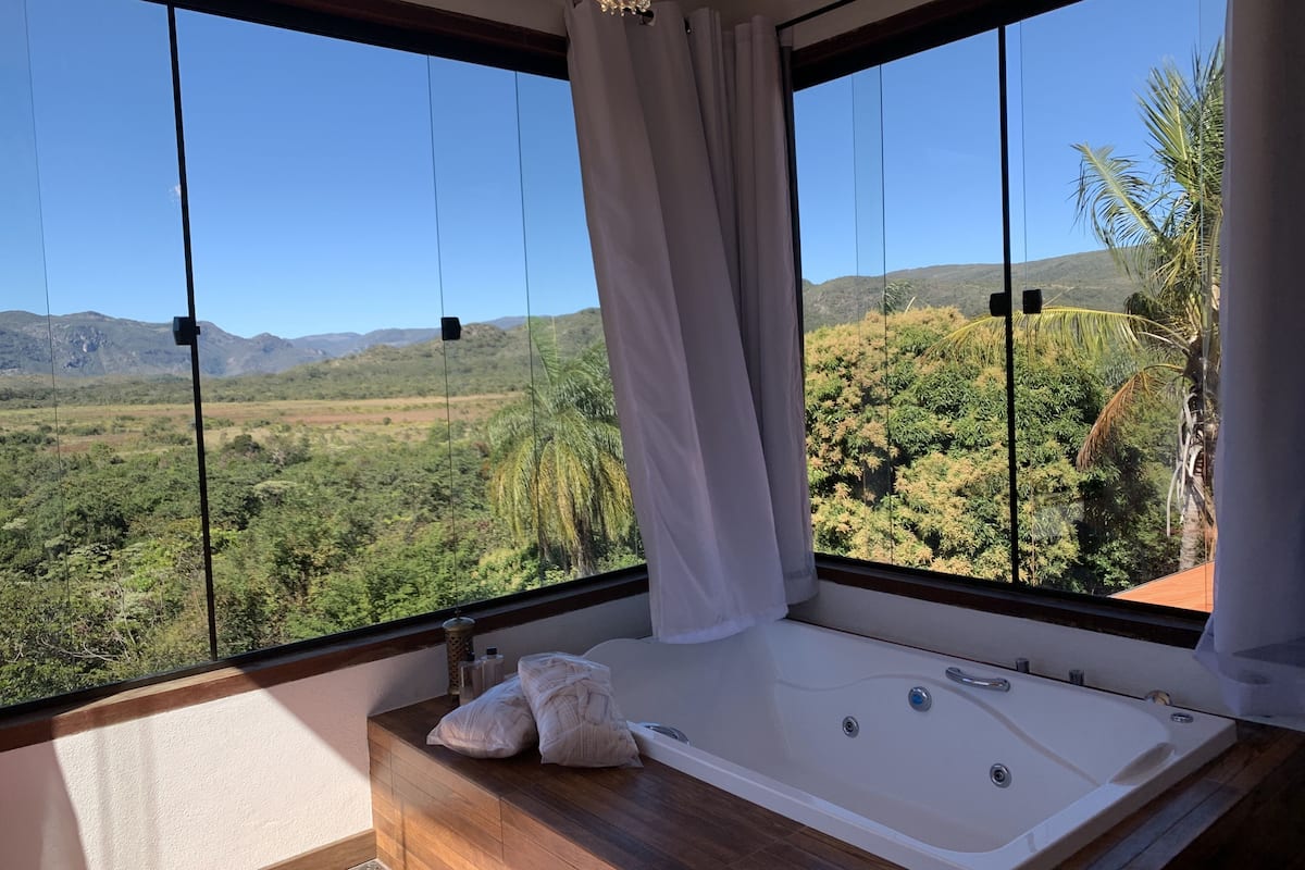 Quarto panorâmico, 1 cama Queen, vista para a montanha | Frigobar, cortinas blackout, Wi-Fi de cortesia, roupa de cama