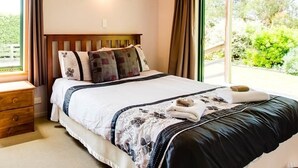 Cottage, 3 Bedrooms (Lavender Cottage) | Blackout drapes, iron/ironing board, WiFi (free), individually decorated - Off The Track - Cottage Accommodation (Havelock North)