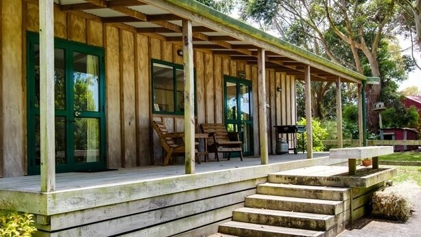 Cottage, 2 Bedrooms (Wattle Tree Cottage) | Blackout drapes, iron/ironing board, WiFi (free), individually decorated - Off The Track - Cottage Accommodation (Havelock North)