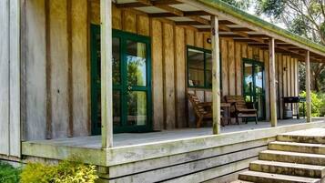 Cottage, 2 Bedrooms (Wattle Tree Cottage) | 3 bedrooms, individually decorated, individually furnished