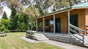 Cottage, 3 Bedrooms (Lavender Cottage) | Blackout drapes, iron/ironing board, WiFi (free), individually decorated - Off The Track - Cottage Accommodation (Havelock North)
