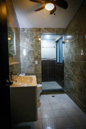 Serviettes fournies, savon, shampooing, papier de toilette