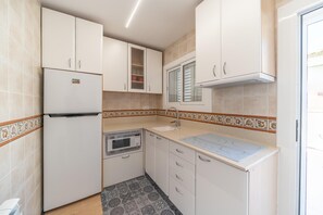 Réfrigérateur, micro-ondes, plaque de cuisson, lave-vaisselle