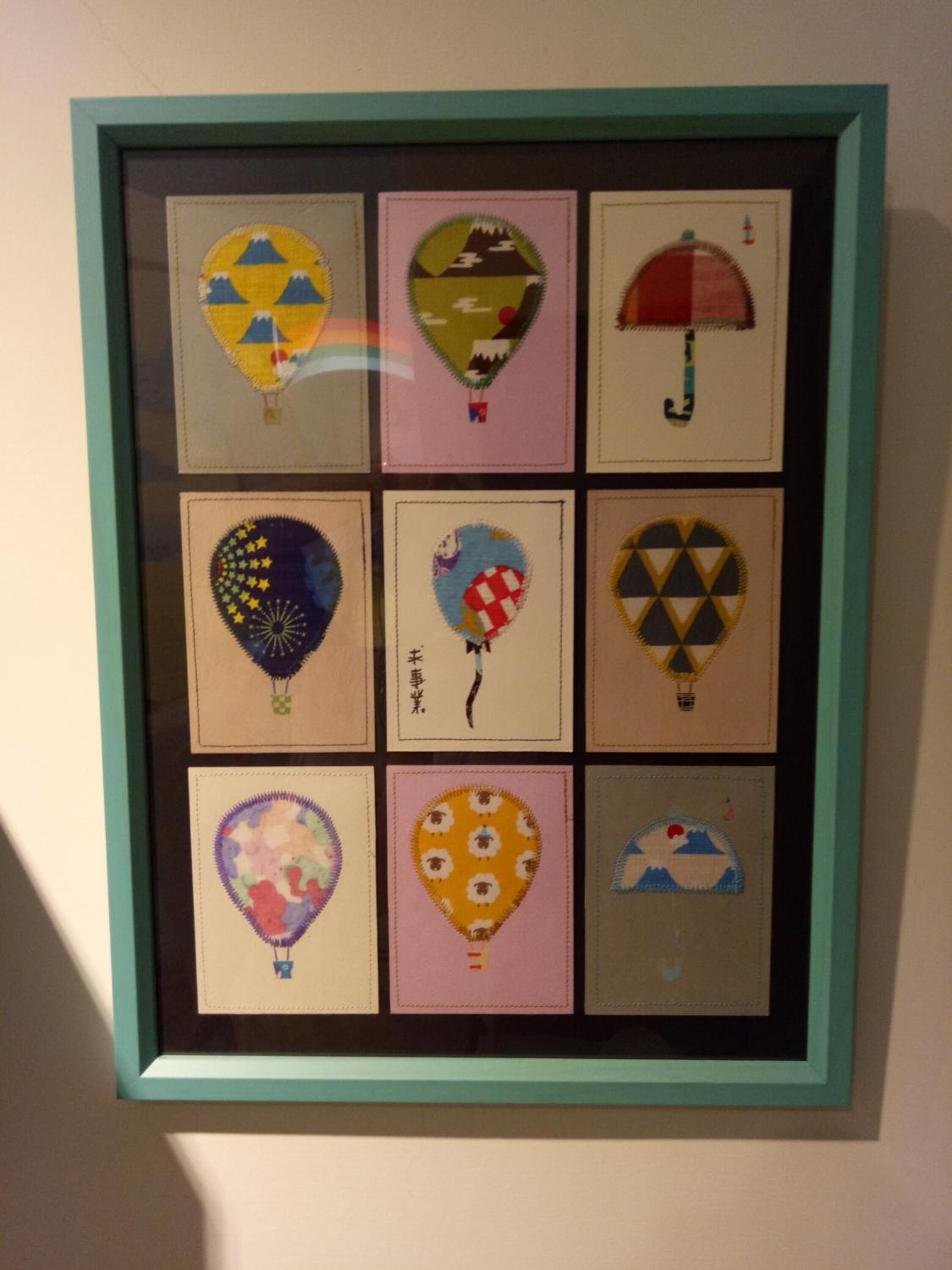 Une collection de neuf œuvres d’art de forme carrée, encadrées, chacune représentant un modèle de ballon différent.