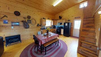 Cabane (Adorable Western Cabin with BBQ, Kitc) | Cuisine privée | Grand réfrigérateur, micro-ondes, four, plaque de cuisson