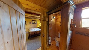 Hytte (Adorable Western Cabin with BBQ, Kitc) | Skrivebord og sengetøy