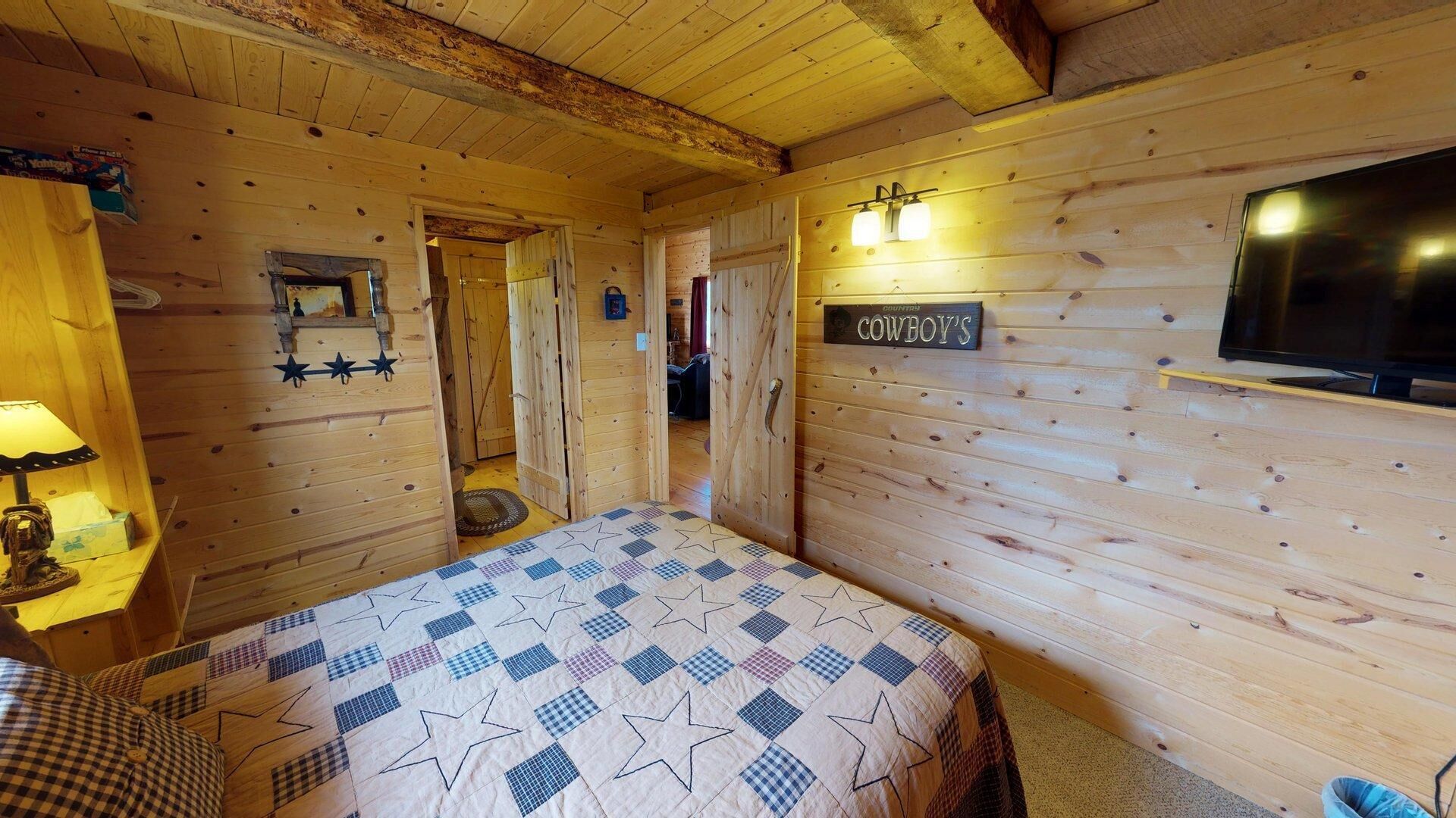 Cabin (Adorable Western Cabin with BBQ, Kitc) | Desk, bed sheets