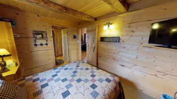Cabin (Adorable Western Cabin with BBQ, Kitc) | Desk, bed sheets