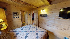 Ferienhütte (Adorable Western Cabin with BBQ, Kitc) | Schreibtisch, Bettwäsche
