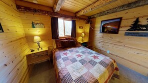 Cabin (Adorable Western Cabin with BBQ, Kitc) | Meja, cadar katil