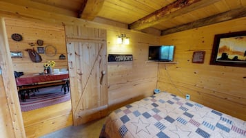 Cabaña (Adorable Western Cabin with BBQ, Kitc) | Escritorio y ropa de cama