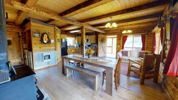 Cabaña (Gorgeous Romantic Cabin with Deck  BB) | Restaurante familiar