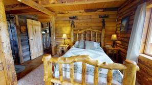 Ferienhütte (Gorgeous Romantic Cabin with Deck  BB) | Schreibtisch, laptopgeeigneter Arbeitsplatz, Bügeleisen/Bügelbrett