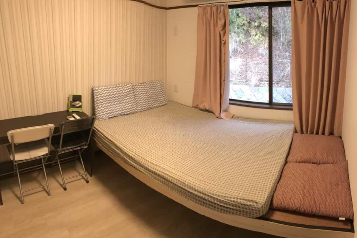2 habitaciones, cortinas blackout y tabla de planchar con plancha