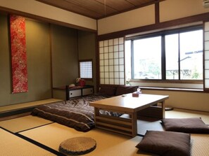 Kamar Tradisional (JPN Style Room for 4 Guests, 201) | Tirai kedap cahaya, setrika/meja setrika, Wi-Fi gratis, dan seprai linen