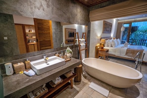 Ducha, bañera con aguas termales, cabezal de ducha tipo lluvia