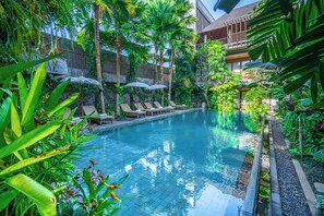 Colchones con pillow-top, minibar y caja de seguridad en la habitación