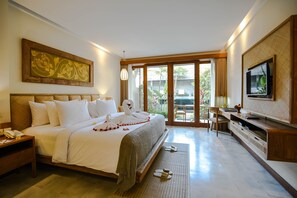 Pillow-top beds, minibar, in-room safe, individually decorated - Purana Suite Ubud (Ubud)