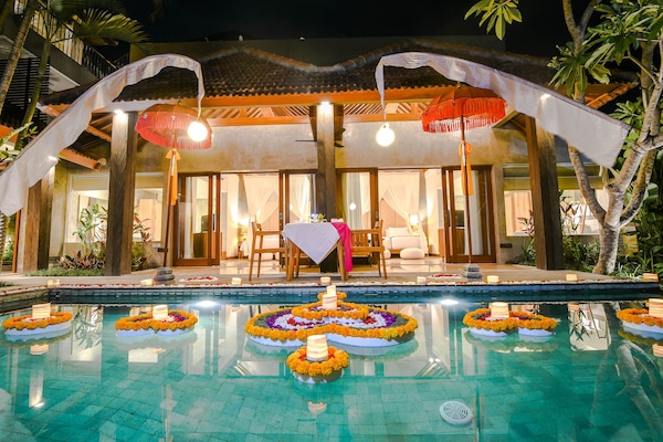 Kamar, 2 kamar tidur, kolam renang pribadi (Villa) | Bantalan ekstra lembut, minibar, brankas, dan didekorasi berbeda-beda