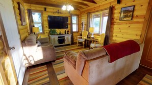 Living room - Cozy Mountain AfriCabin (Monticello)