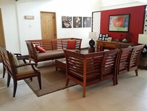 Lobby sitting area - Palm Seaside Inn and Beach Resort (Medellin)