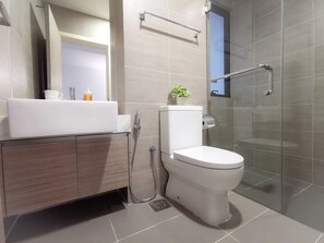 Dusche, kostenlose Toilettenartikel, Haartrockner, Handtücher