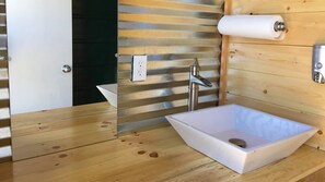 Bruser, gratis toiletartikler, hårtørrer, håndklæder