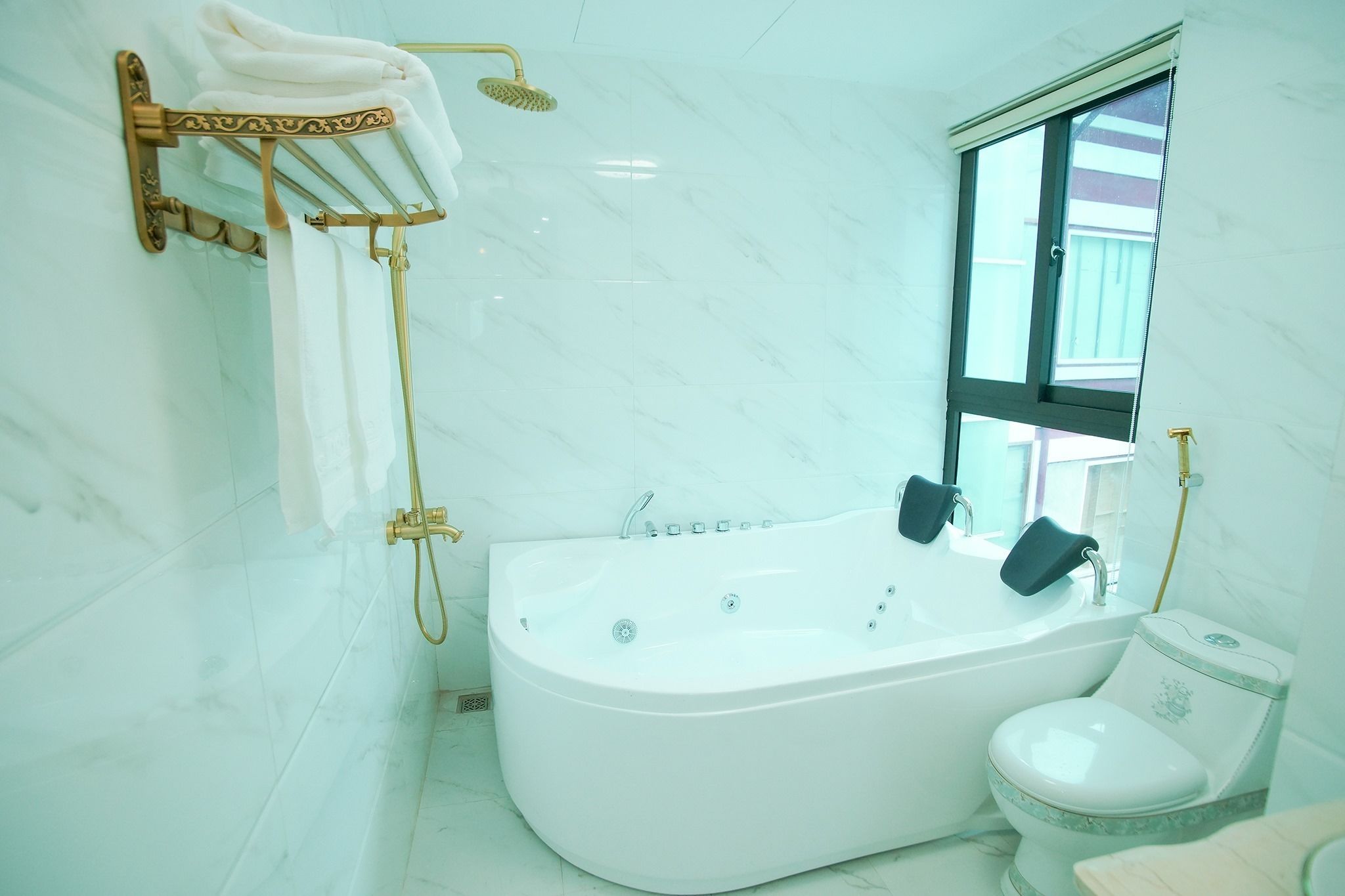 Habitación Deluxe | Baño | Ducha y cabezal de ducha tipo lluvia