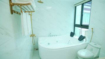 Deluxe Room | Bathroom | Shower, rainfall showerhead, free toiletries, hair dryer
