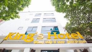 King's Hotel with a sign in yellow and white. - King's Hotel Yen Hoa (Hanoi)