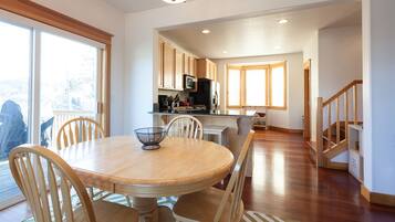 Townhouse, 3 kamar tidur | Tempat makan